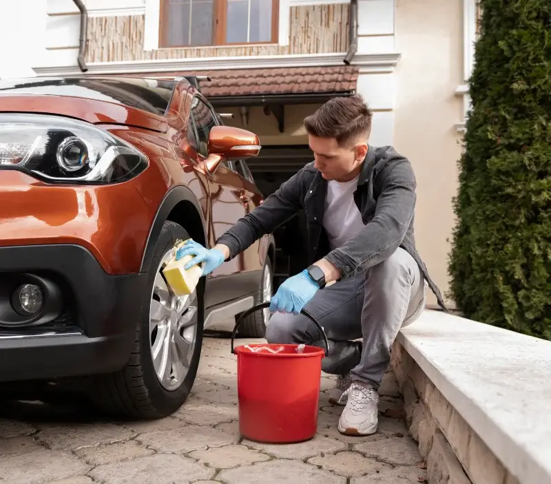 Lavage auto à domicile Le Port-Marly : professionnel intervenant sur un véhicule